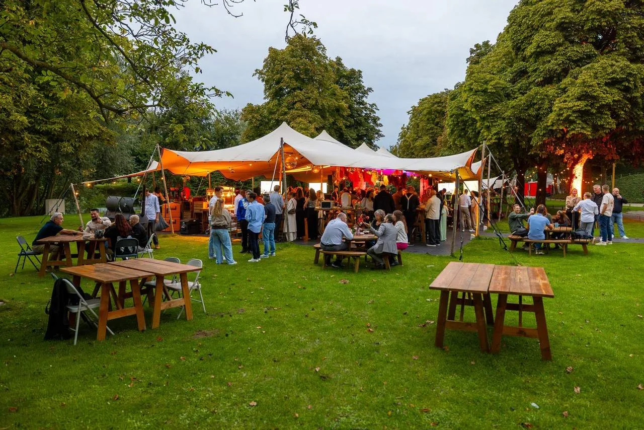 25 jaar 4Some door base-events, foto 1 van 8