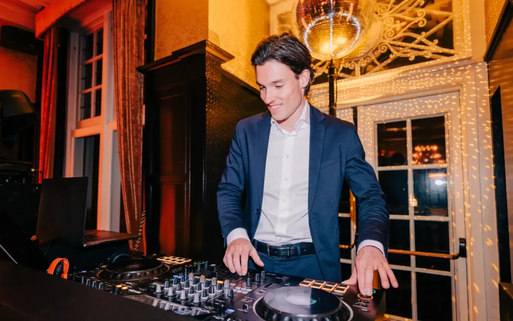 Dj van base-events draait op een bruiloft