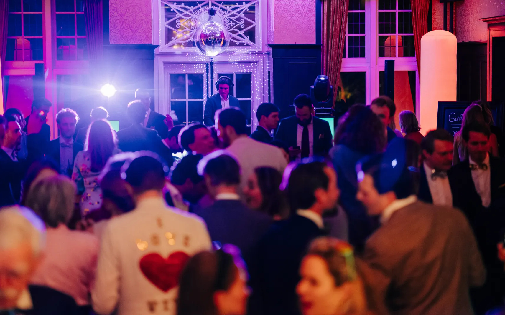 Volle dansvloer op een bruiloft, feest met dj van base-events