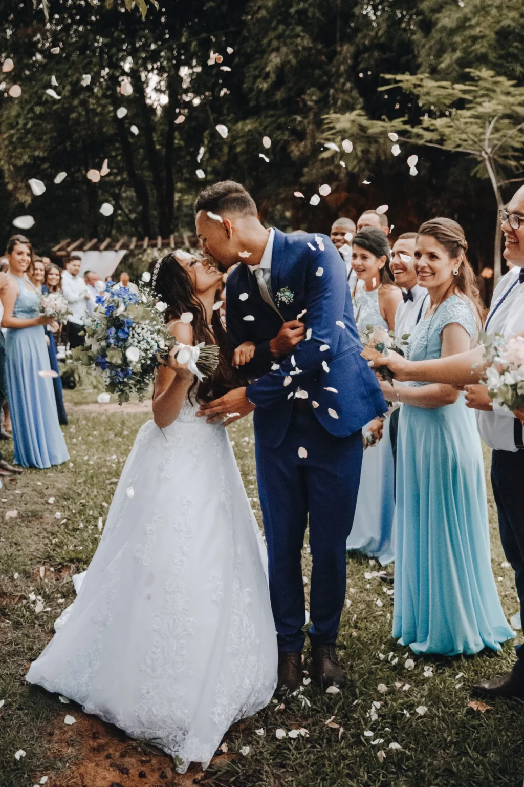 Bruidspaar tussen de confetti, bruiloft met dj van base-events